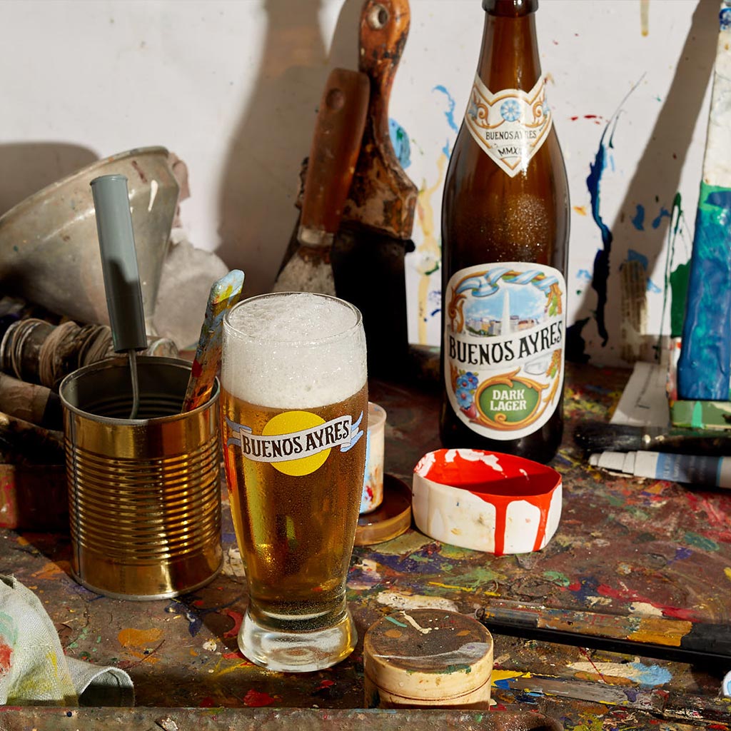 Cerveza Buenos Ayres, un vaso con cerveza y otros elementos de arte y pinturas