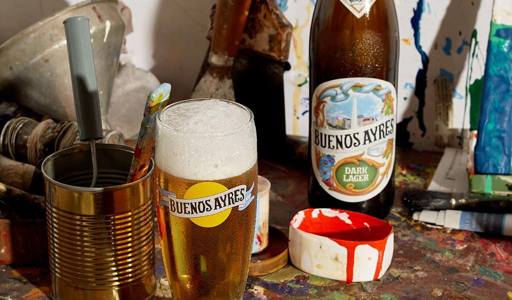 Cerveza Buenos Ayres, un vaso con cerveza y otros elementos de arte y pinturas