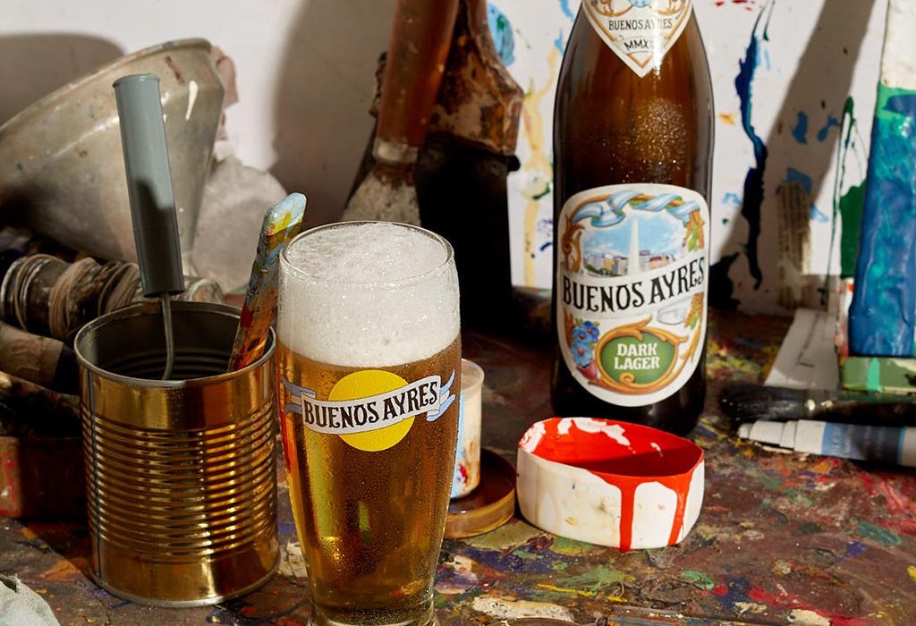 Cerveza Buenos Ayres, un vaso con cerveza y otros elementos de arte y pinturas