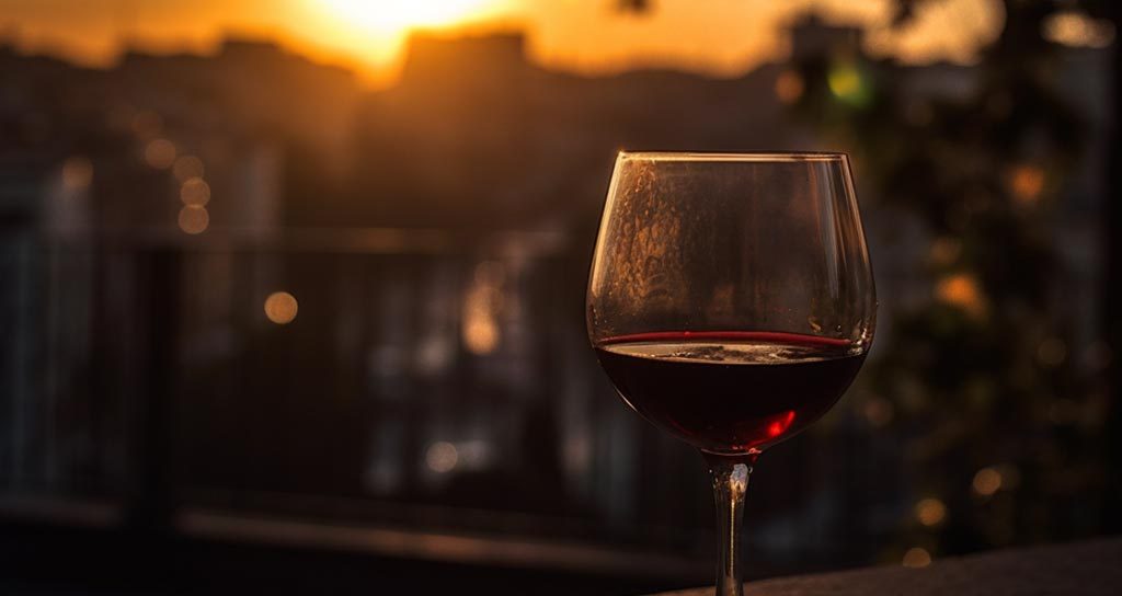 Copa de vino en un atardecer